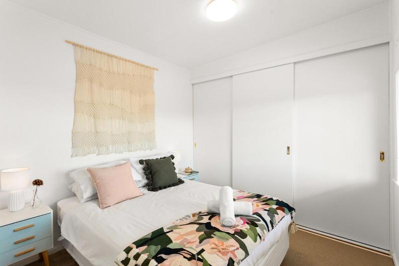 Retro Bungalow near Beach and Shops - image 15