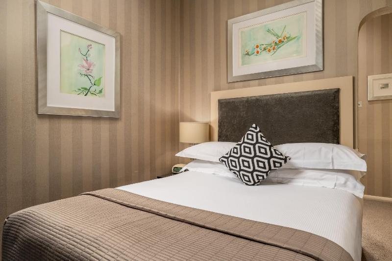 Double Room image 3