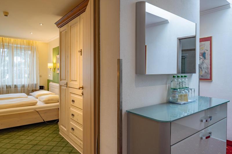Deluxe Suite with Spa Bath image 1