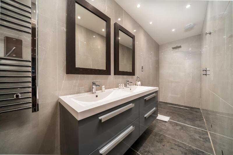 Deluxe King or Twin Room image 3