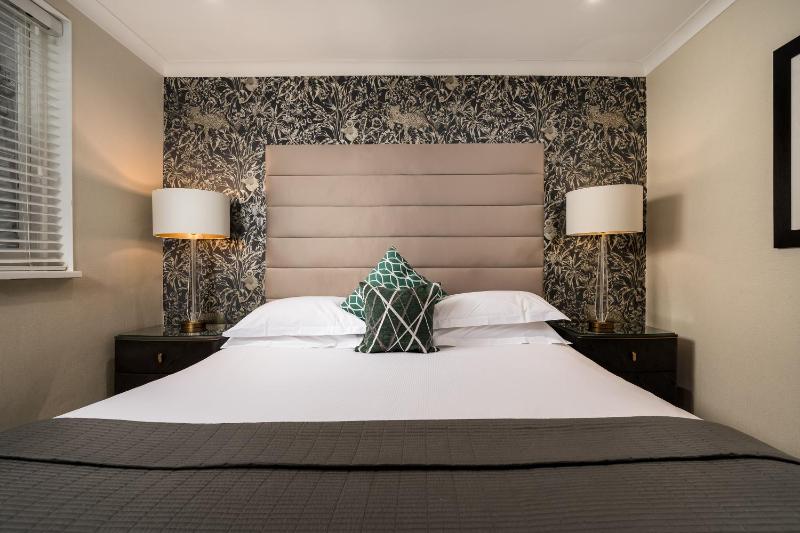 Deluxe Queen Room image 1