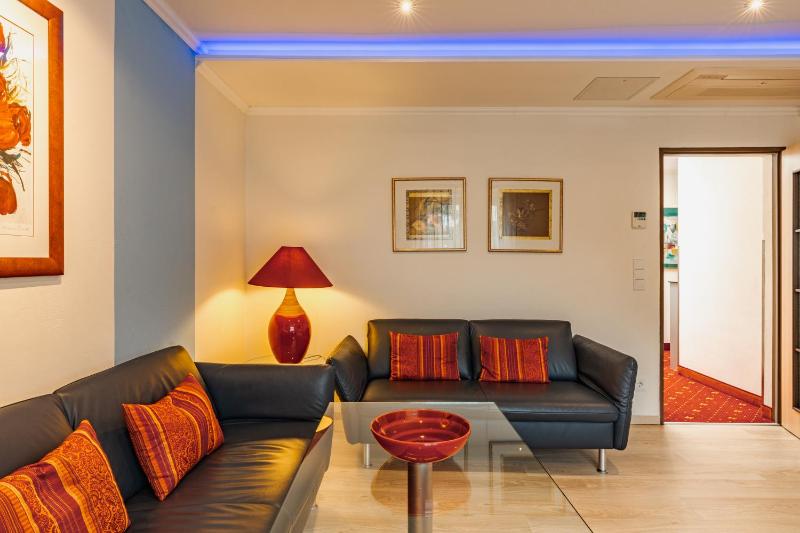Deluxe Suite with Spa Bath image 3