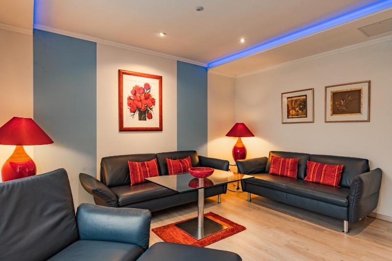 Deluxe Suite with Spa Bath image 4
