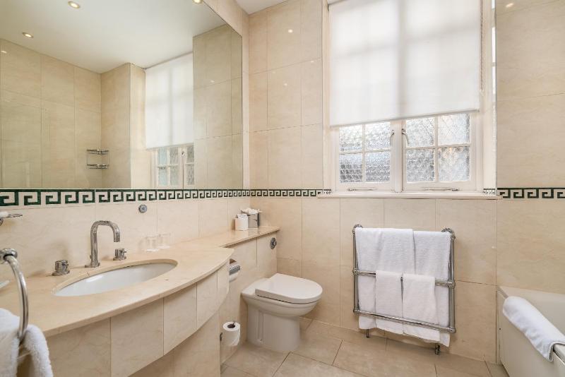 Deluxe King or Twin Room image 2