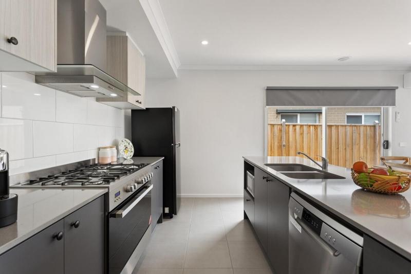 Lux 4BR 2BA Modern Fam Home - image 3