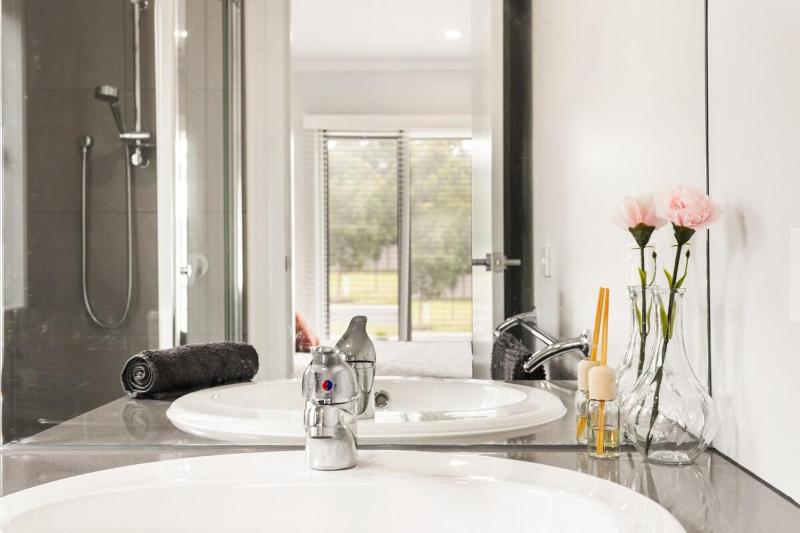 Lux 4BR 2BA Modern Fam Home - image 17