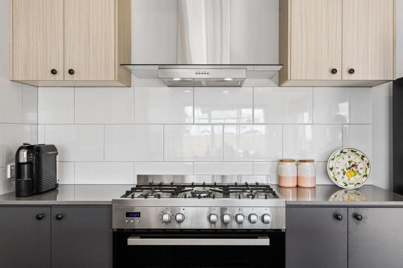 Lux 4BR 2BA Modern Fam Home - image 18
