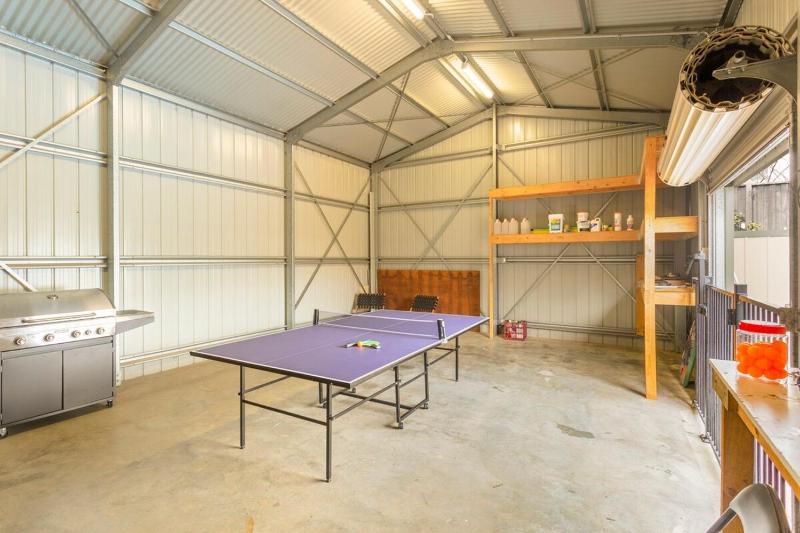 Family w Large Pool & Game Garage Wlk to Beach - image 16
