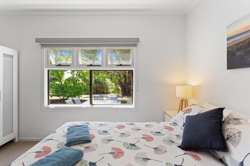 5BR Modern Beach House Oasis - image 38