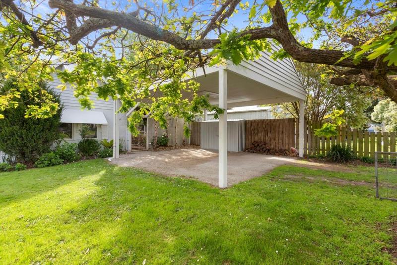 Kilara Cottage 3-Bed 2-Bath - image 11