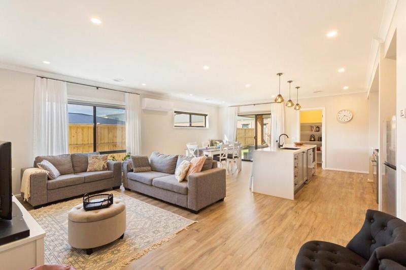 Modern Family-Friendly Getaway 4-Bdr 2 Bath - image 7