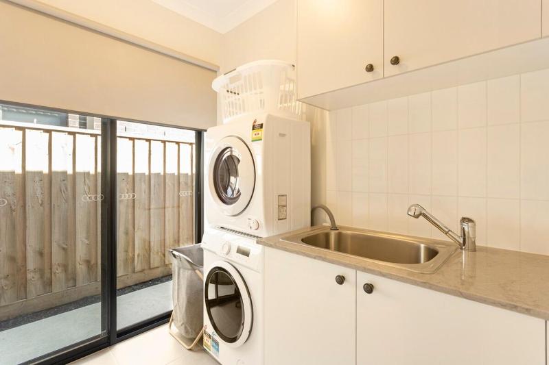 Modern Family-Friendly Getaway 4-Bdr 2 Bath - image 30