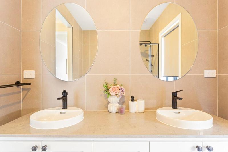 Modern Family-Friendly Getaway 4-Bdr 2 Bath - image 22