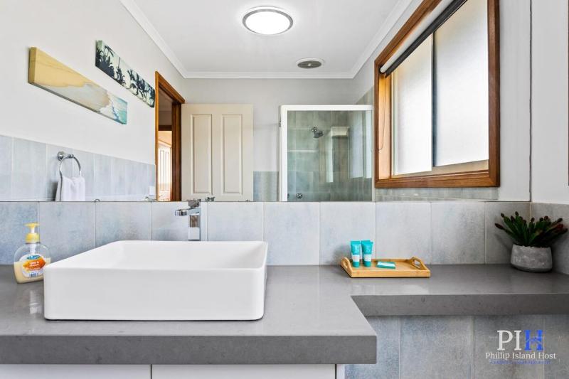 Private Family Home Near North-Facing Beach - image 3