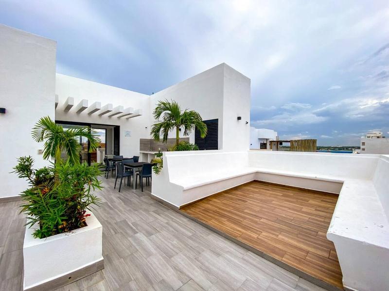 XKAA - Best Studio at 5th Ave with Pool Gym Steps to Beach - image 12