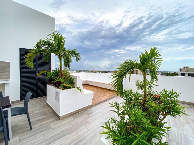 XKAA - Best Studio at 5th Ave with Pool Gym Steps to Beach - image 6