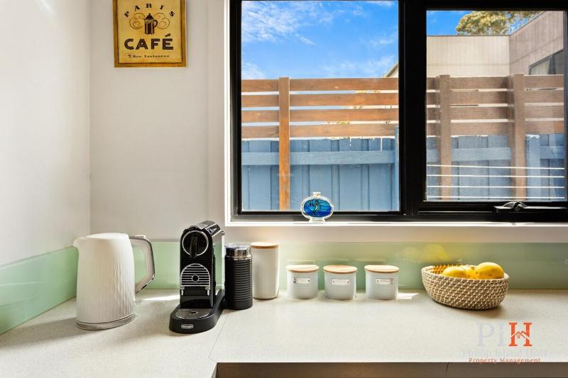 Shearwater Home Close to Beach - image 3