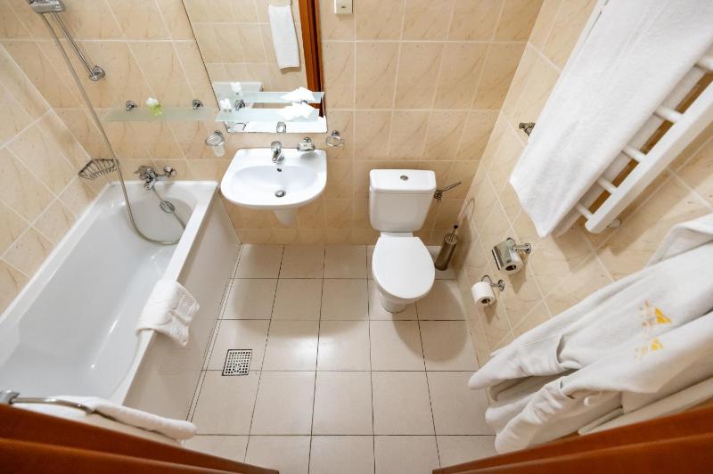 Twin Room image 2