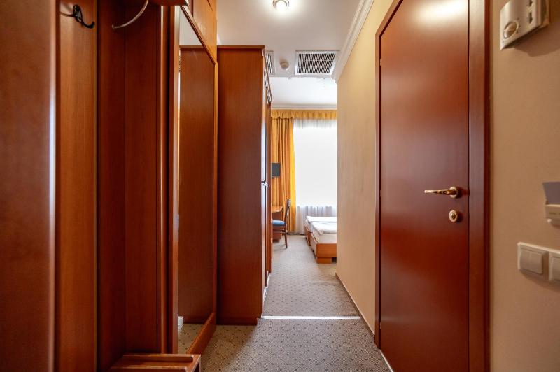 Twin Room image 3