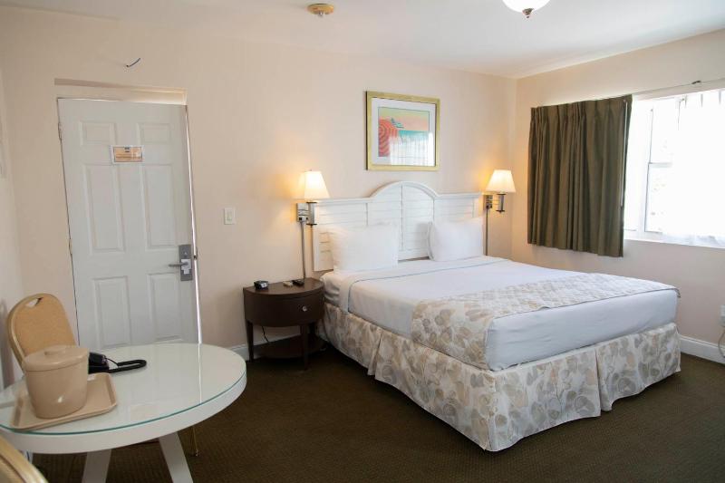 Superior King with Kitchenette- Free Parking image 3
