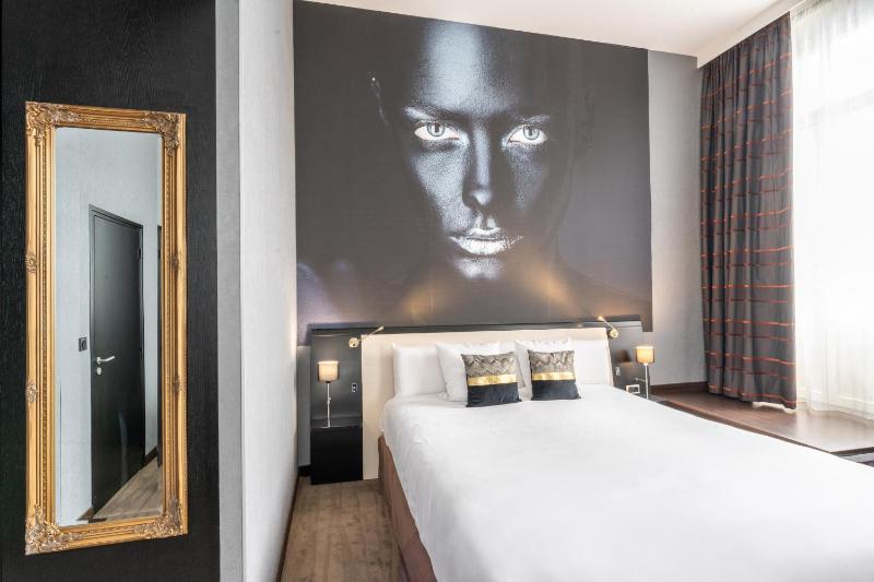 Superior King Suite image 4