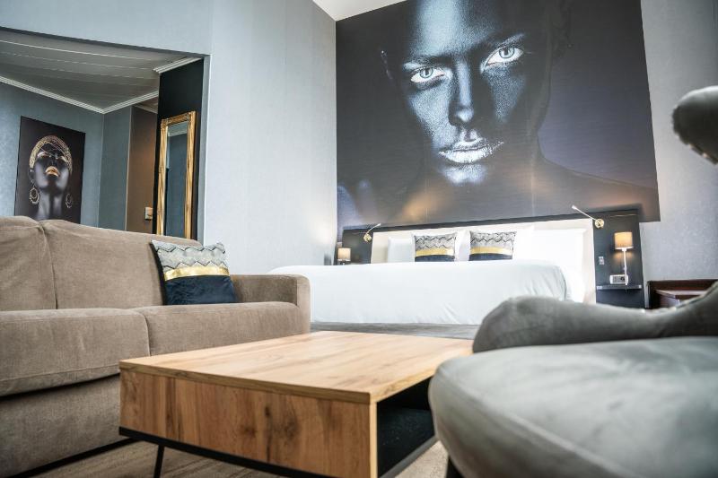 Superior King Suite image 2