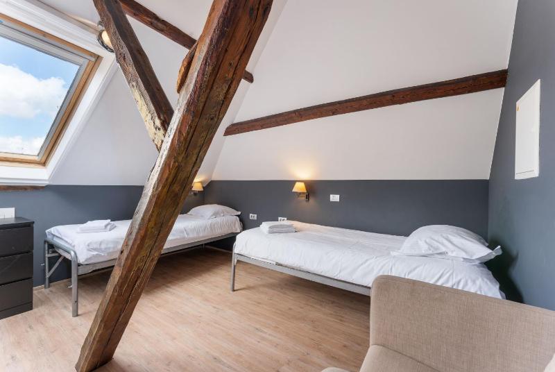 Quadruple Room with Private Bathroom image 3