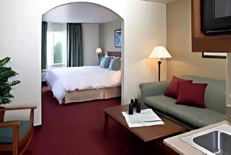 Queen Room with Two Queen Beds image 2