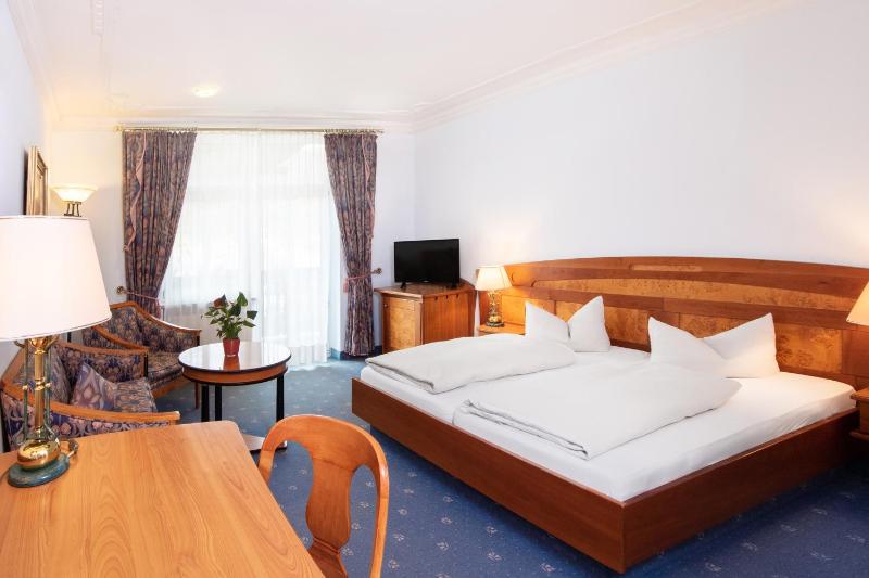 Double Room with Balcony image 2