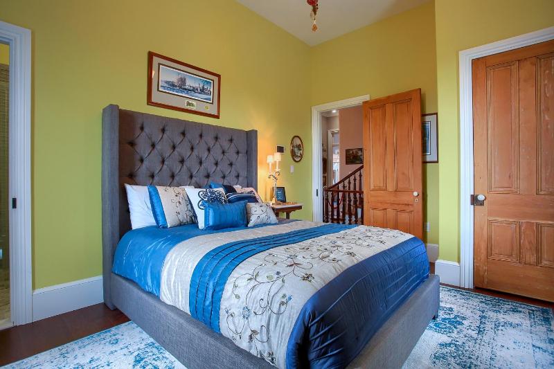 Queen Room with Pool View image 2