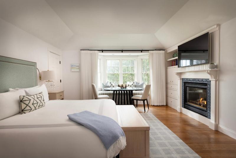 Deluxe King Cottage image 1