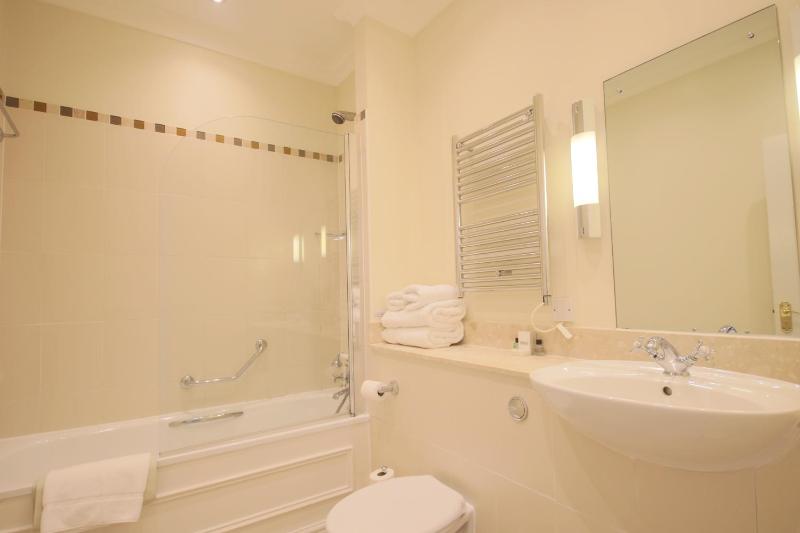 Double Room image 4