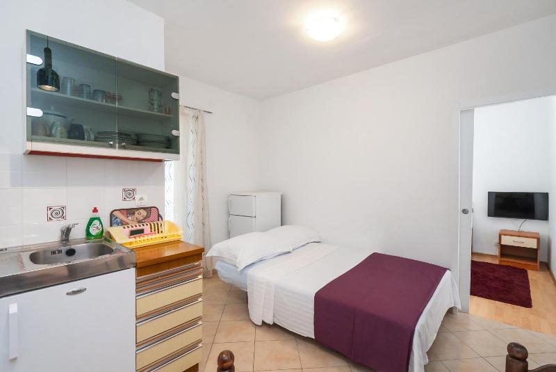 One-Bedroom Apartment with Garden View image 2