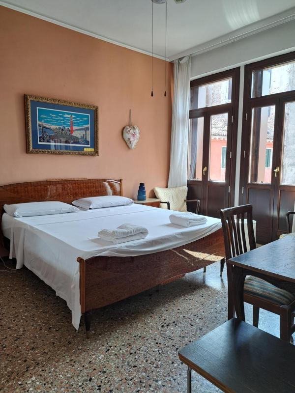 Double Room with Shared Bathroom image 3