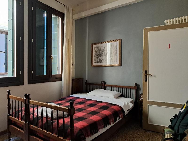 Single Room with Shared Bathroom image 3