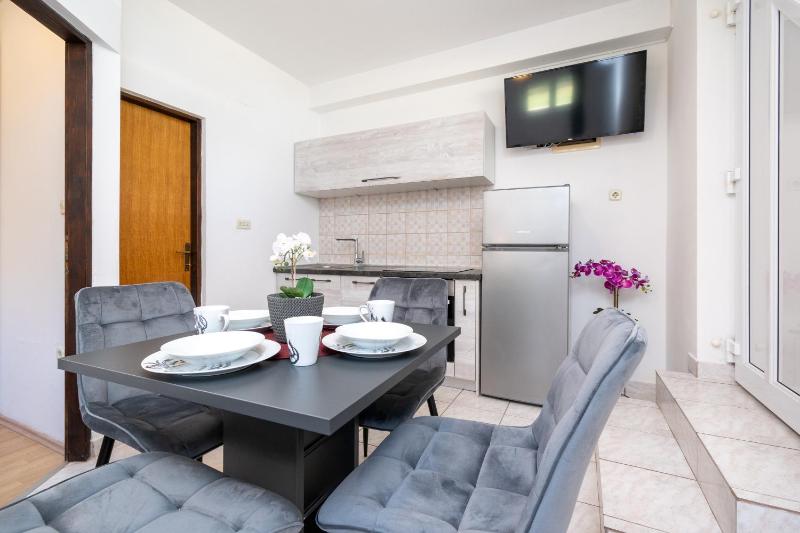 One-Bedroom Apartment with Terrace image 4