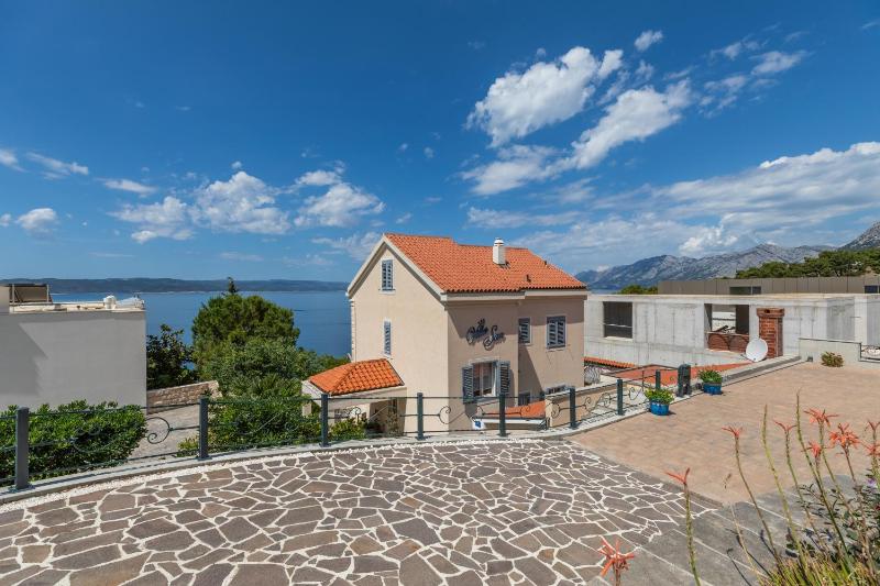 Apartments by the sea Brela Makarska - 20708 - image 1