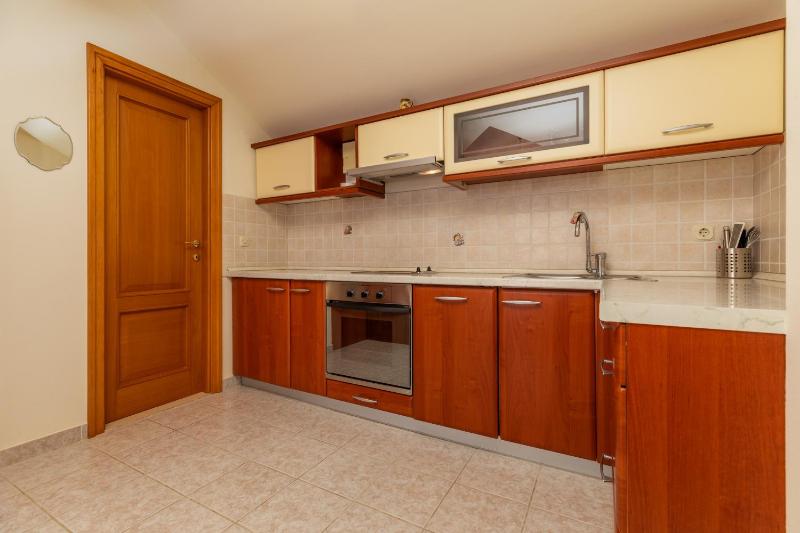 Apartments by the sea Brela Makarska - 20708 - image 9