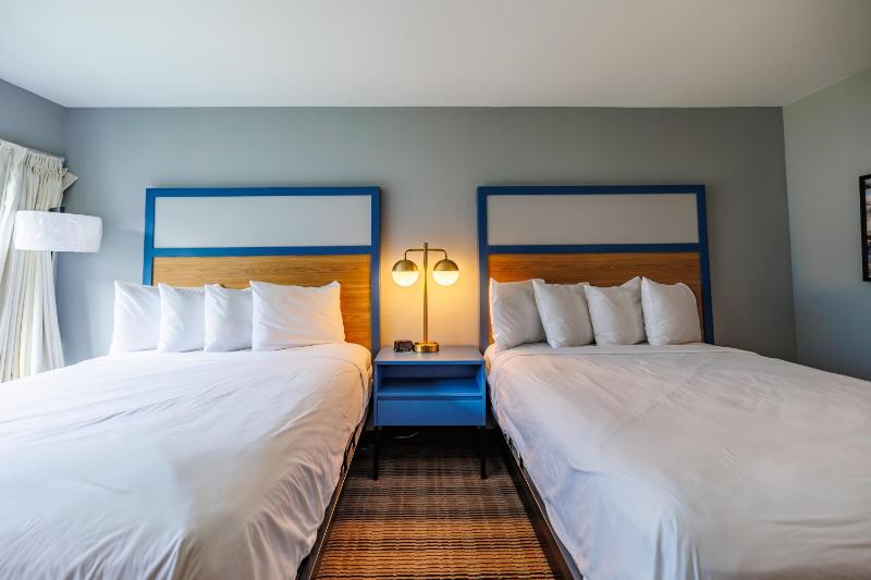 Queen Room with Two Queen Beds - Non-Smoking image 2
