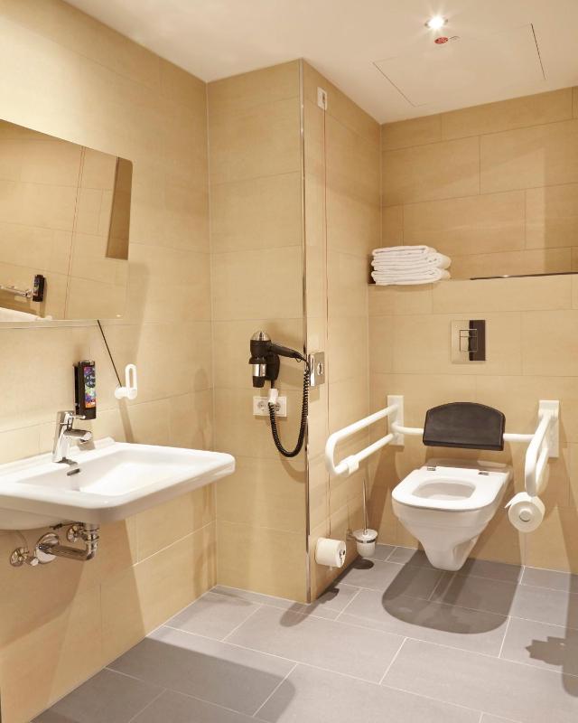 Standard Queen Room - Disability Access image 4