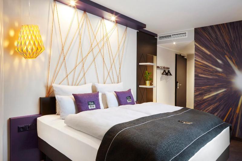 Standard Queen Room with City View image 2