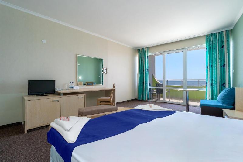 Double or Twin Room with Balcony - Free Beach Access image 4