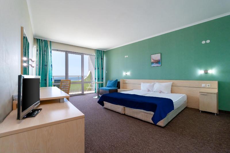 Double or Twin Room with Balcony - Free Beach Access image 1