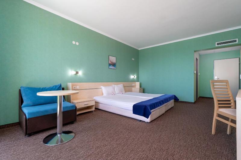 Double or Twin Room with Balcony - Free Beach Access image 3