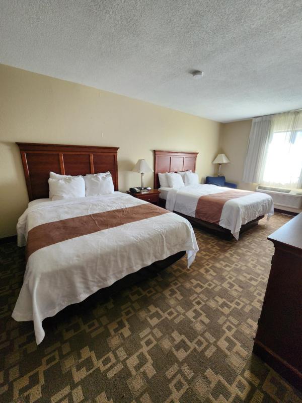 Queen Room with Two Queen Beds - Non-Smoking image 4