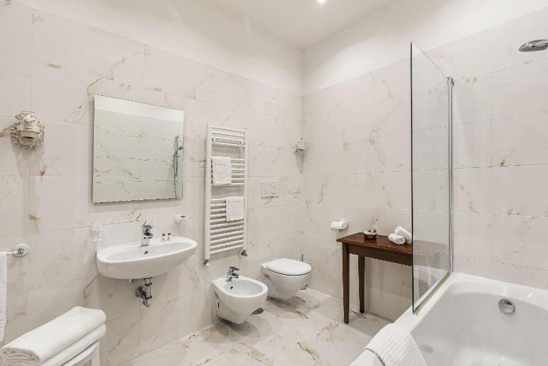 Classic Double or Twin Room image 3