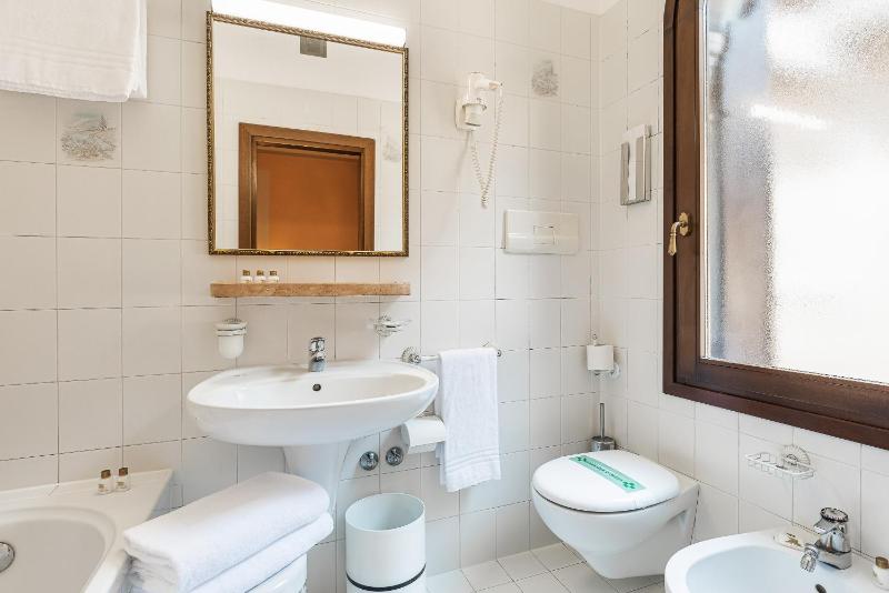 Classic Double or Twin Room image 1