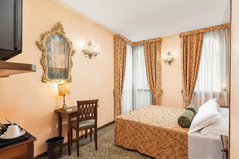 Classic Triple Room image 4