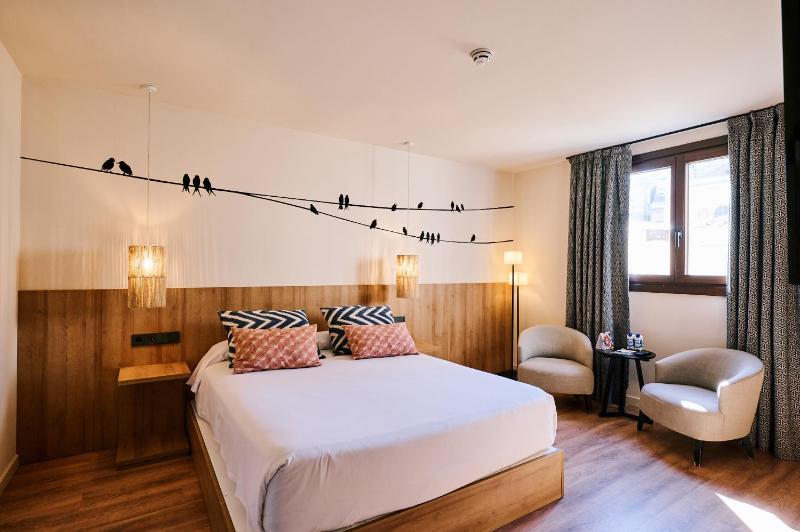 Double Room with Private Bathroom image 1