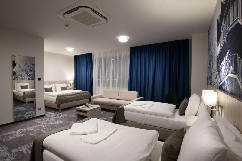 Deluxe Triple Room image 3